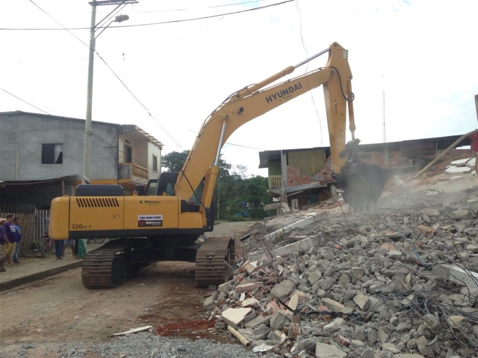 Hyundai sends excavators to Ecuador