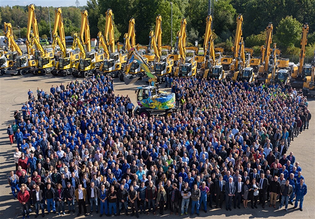 Liebherr-Hydraulikbagger GmbH celebrates its 75,000th excavator