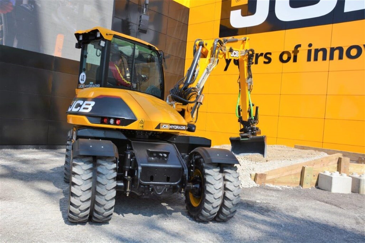 HYDRADIG the Swiss Army Knife of excavators