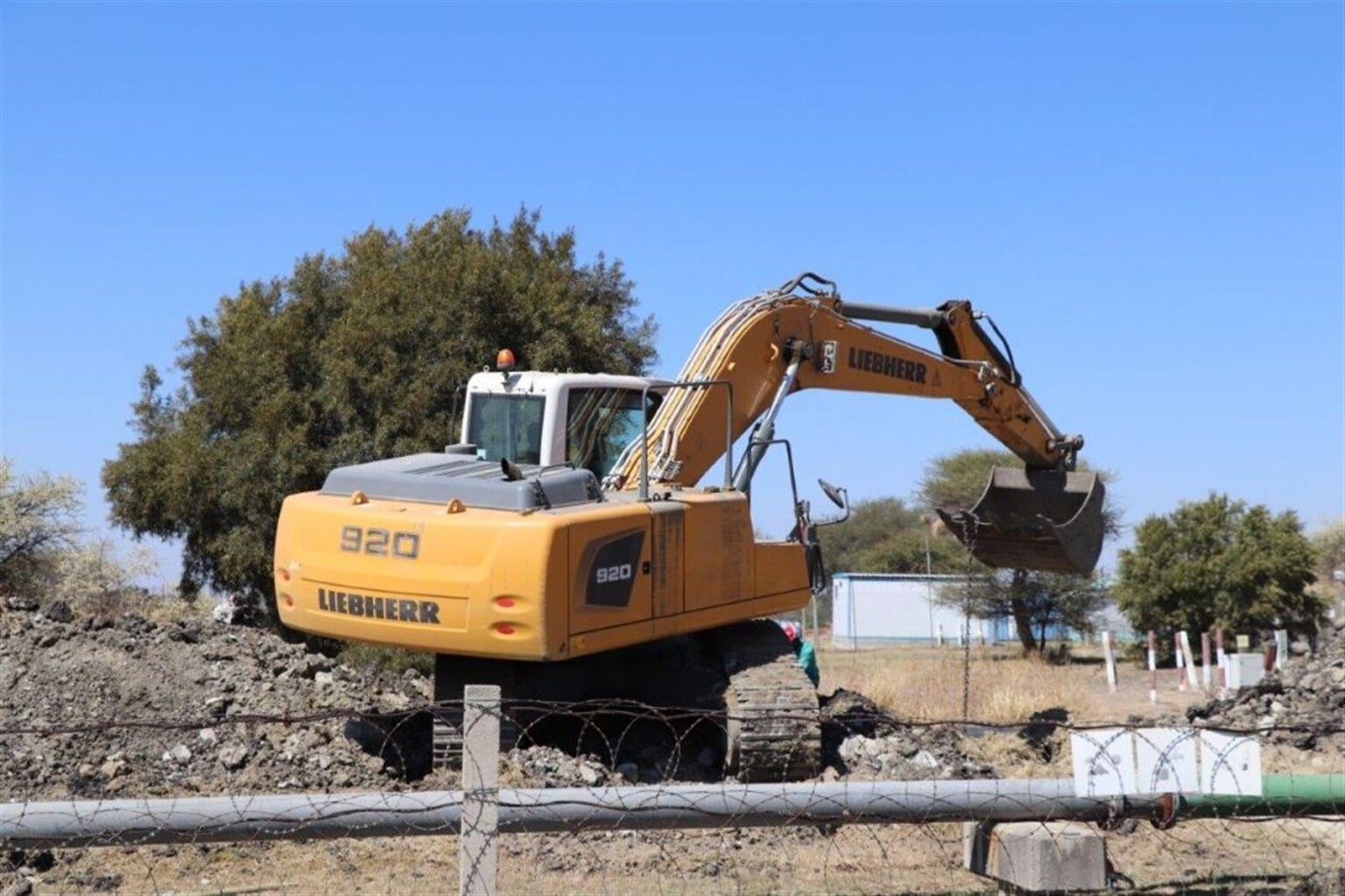 Three Liebherr R 920 crawler excavators deployed in South African mine