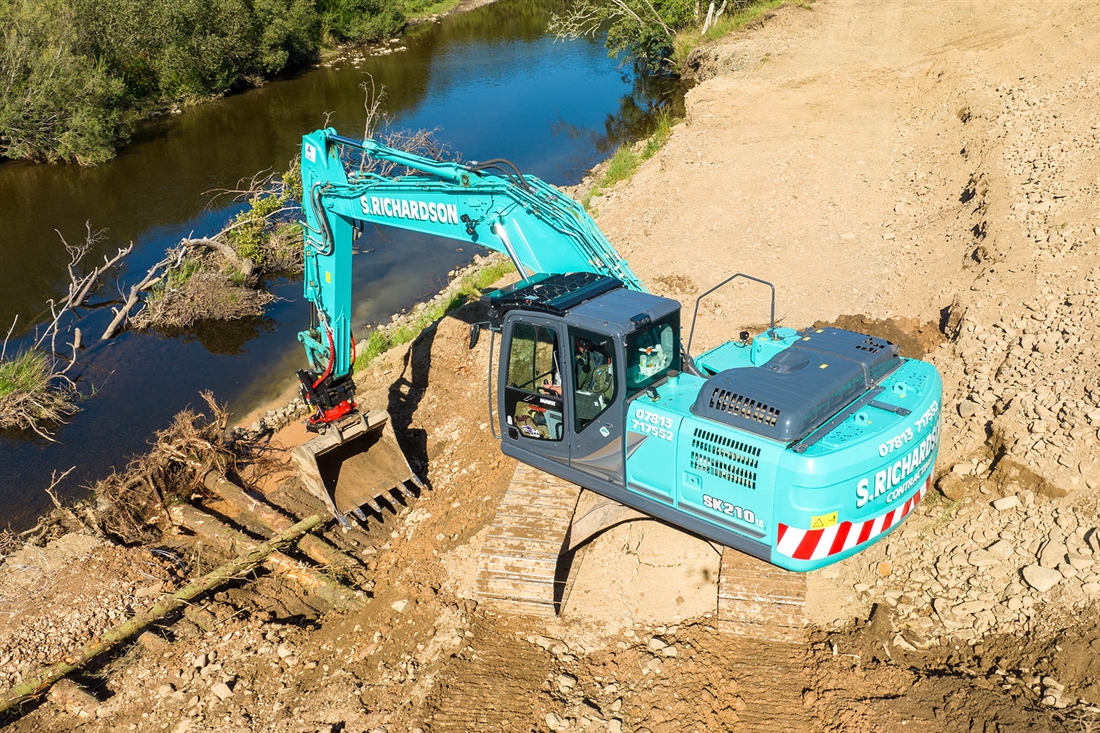 Kobelco SK210-11 excavator rebuilds Scottish riverbank