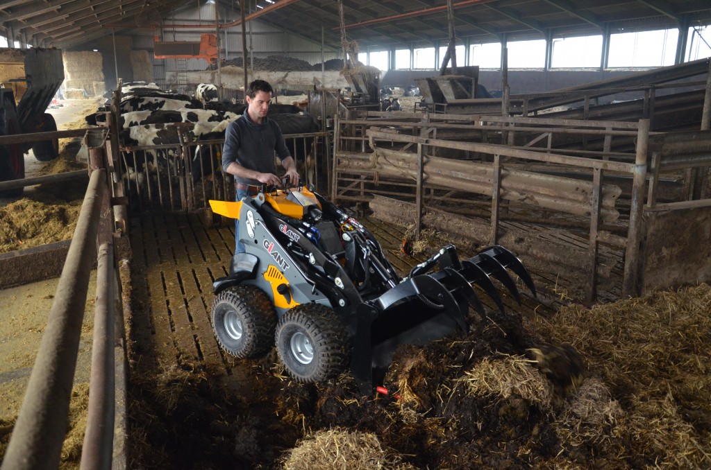 GIANT Skid steer met mestvorken en klem