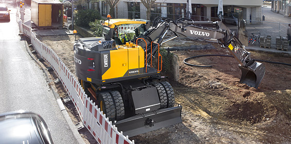 The short swing radius design means that you can take on jobs which a conventional excavator cannot, such as within a single lane of a road or in confined construction sites. The short radius design also allows the operator to work in greater ease, comfort and safety for a safer and more productive performance.