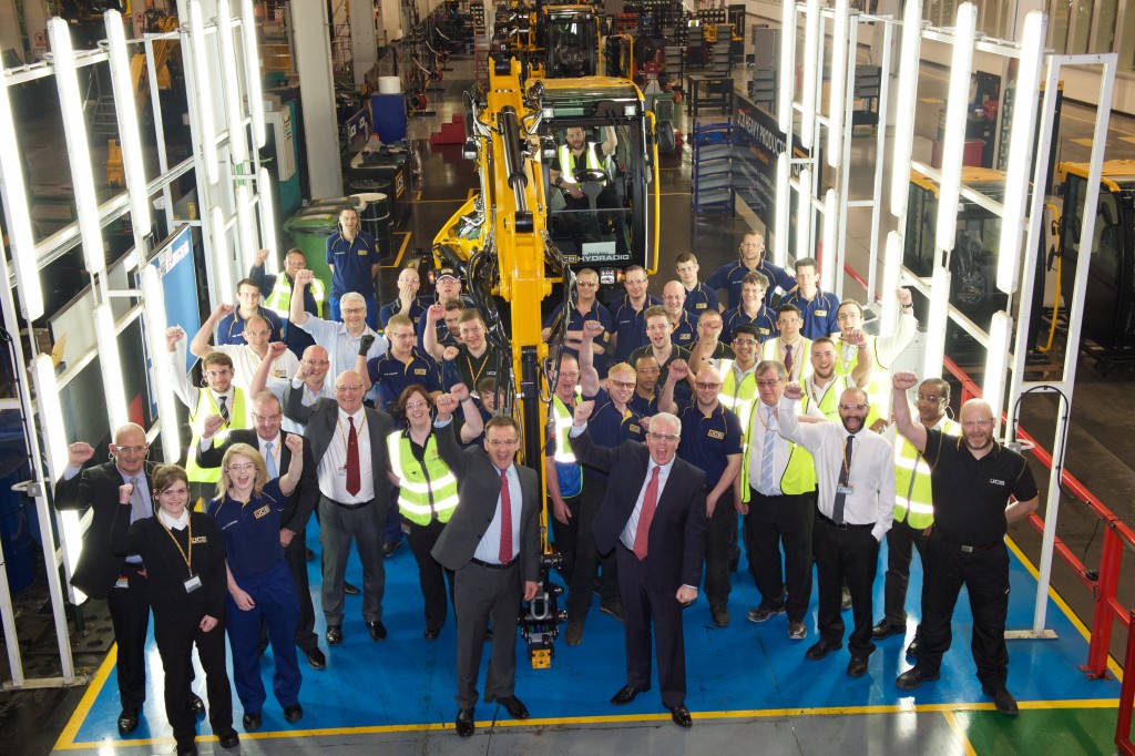 Pictured left to right are JCB CEO Graeme Macdonald and JCB Heavy Products MD Mick Mohan with employees at the launch of the new JCB Hydradig