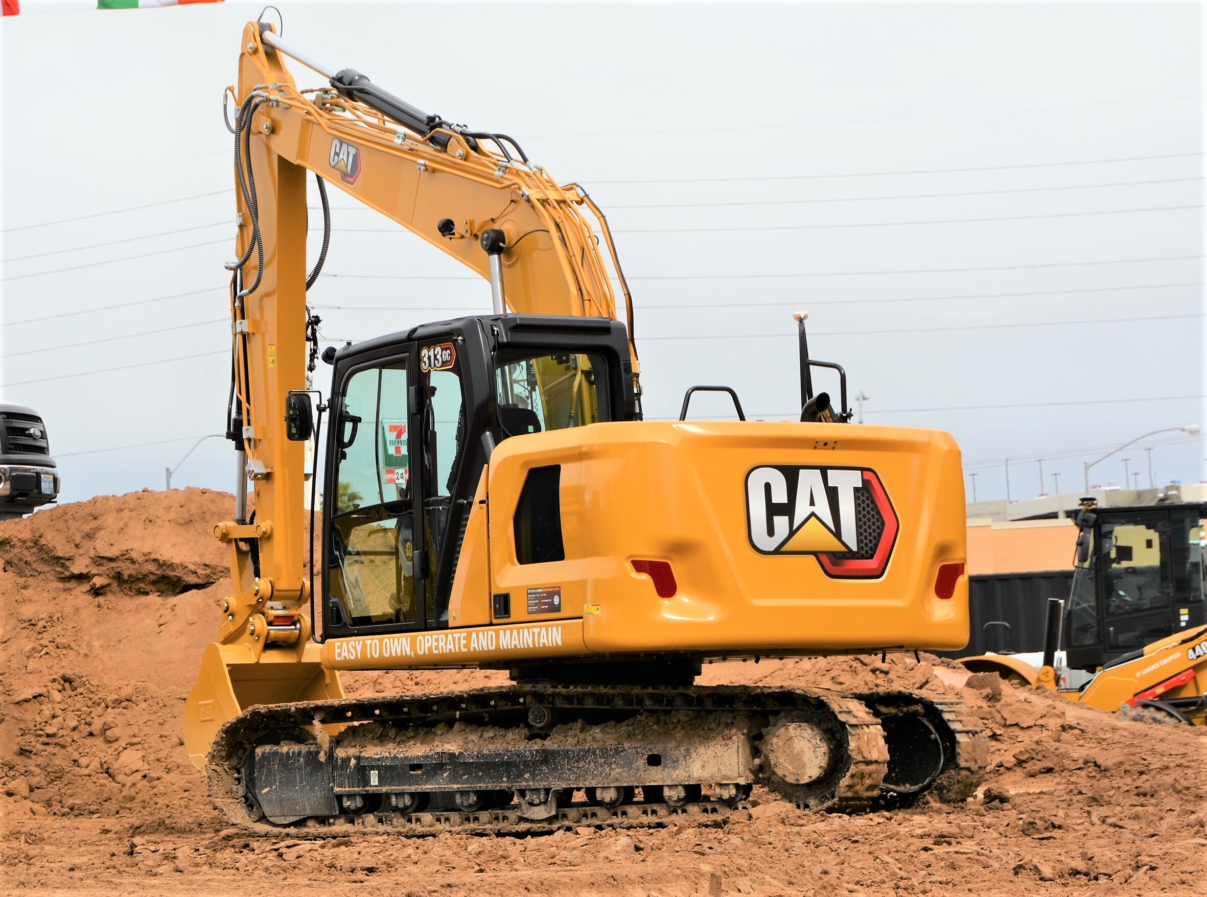 New Cat 13-Tonne Excavator Looks a Class Act