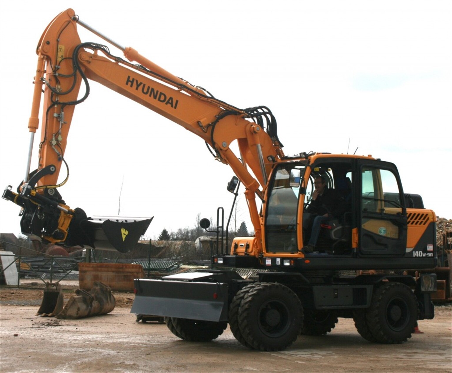 A new Hyundai R140W-9A rubber duck Joins the Rodeschini family business.