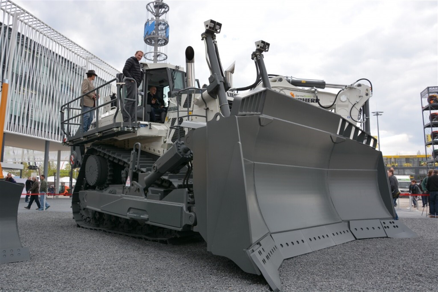 Enjoy a walk around Liebherrs big dozer