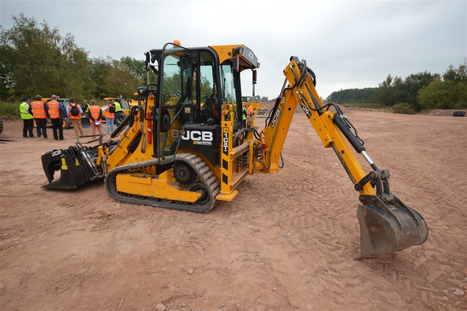 Экскаватор погрузчик купить бу свежие объявления. JCB 1cx гусеничный. Экскаватор-погрузчик JCB 1cx. Погрузчик JCB 1cx. JCB Mini CX.