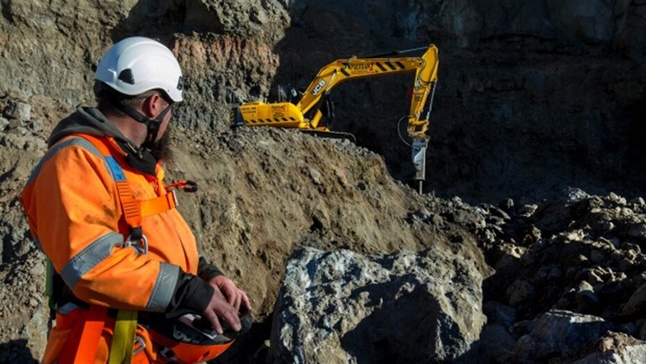 JCB JS220LC tackles tricky jobs remotely