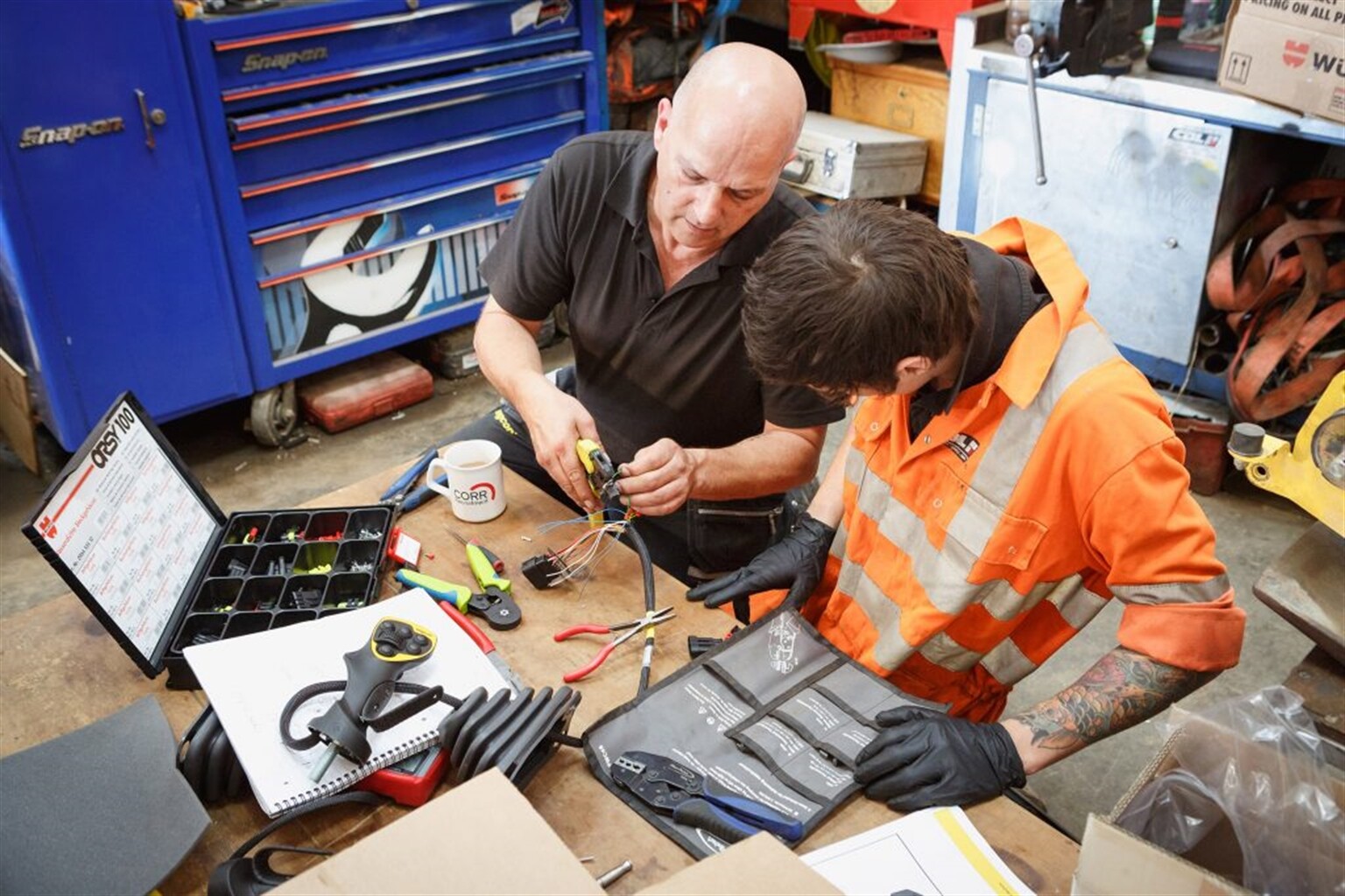 CBLs award winning apprentice installs his second tiltrotator assisted by Engcon