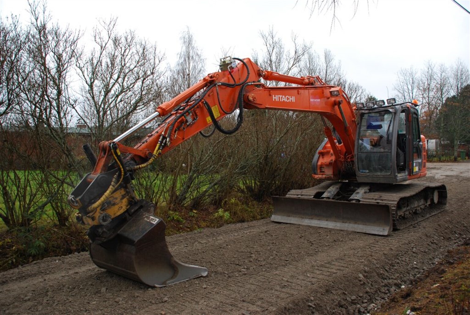 Turn your digger bucket into a compactor plate with Dynaset HVB