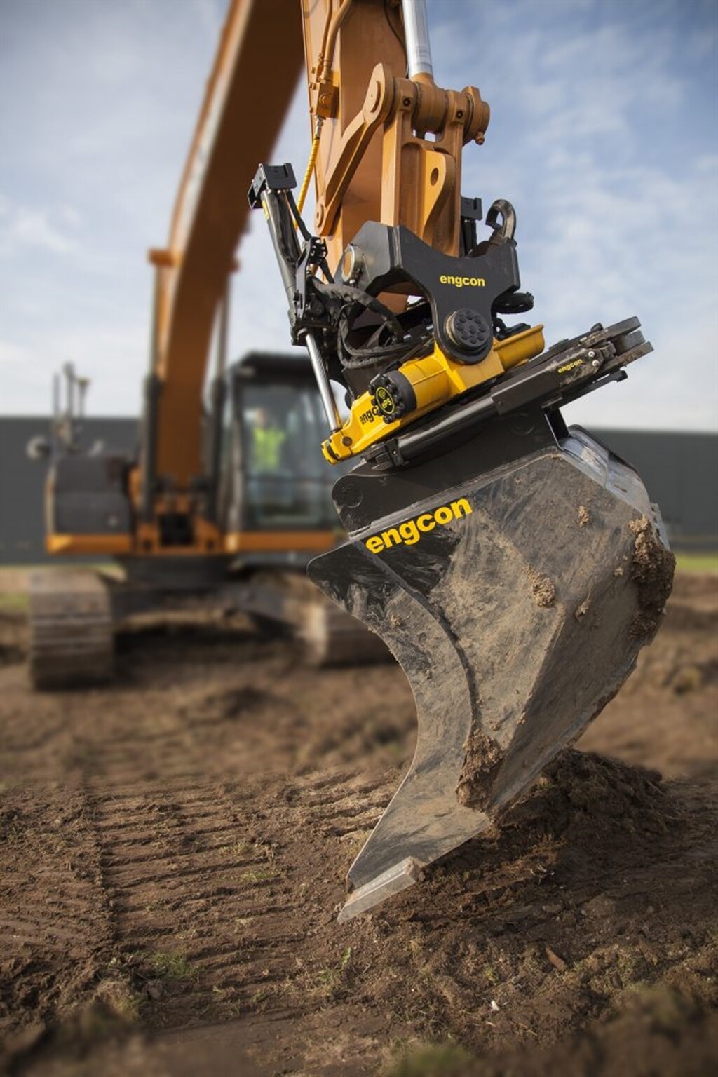 Engcon tilts automatically with Leica Geosystems
