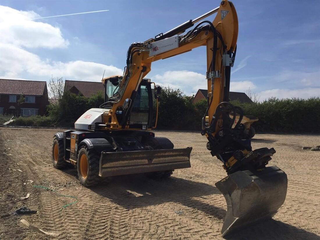 Duckgirl hitches up with a Hydradig