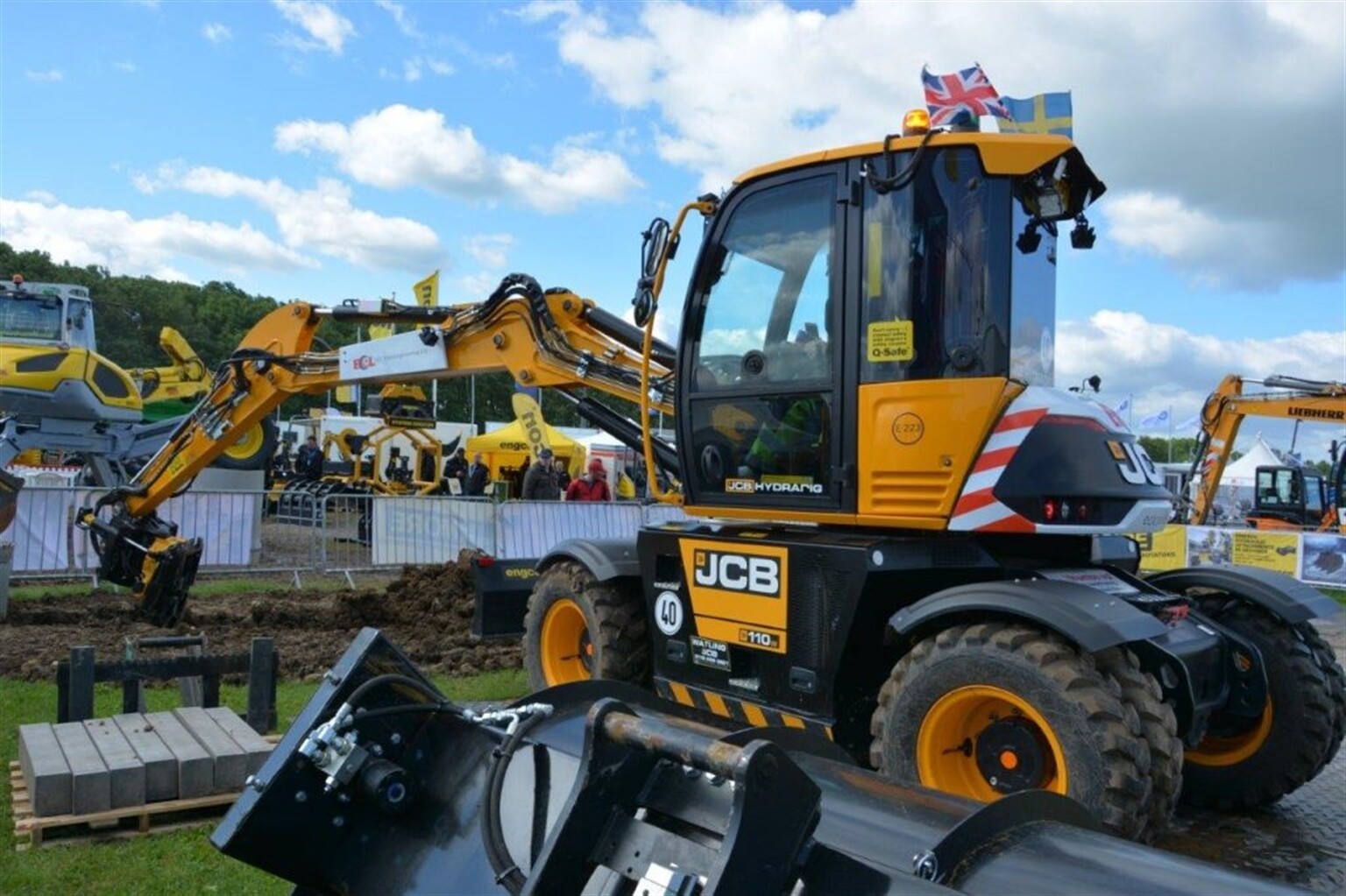 Aimee twists & turns on the style on the Engcon stand