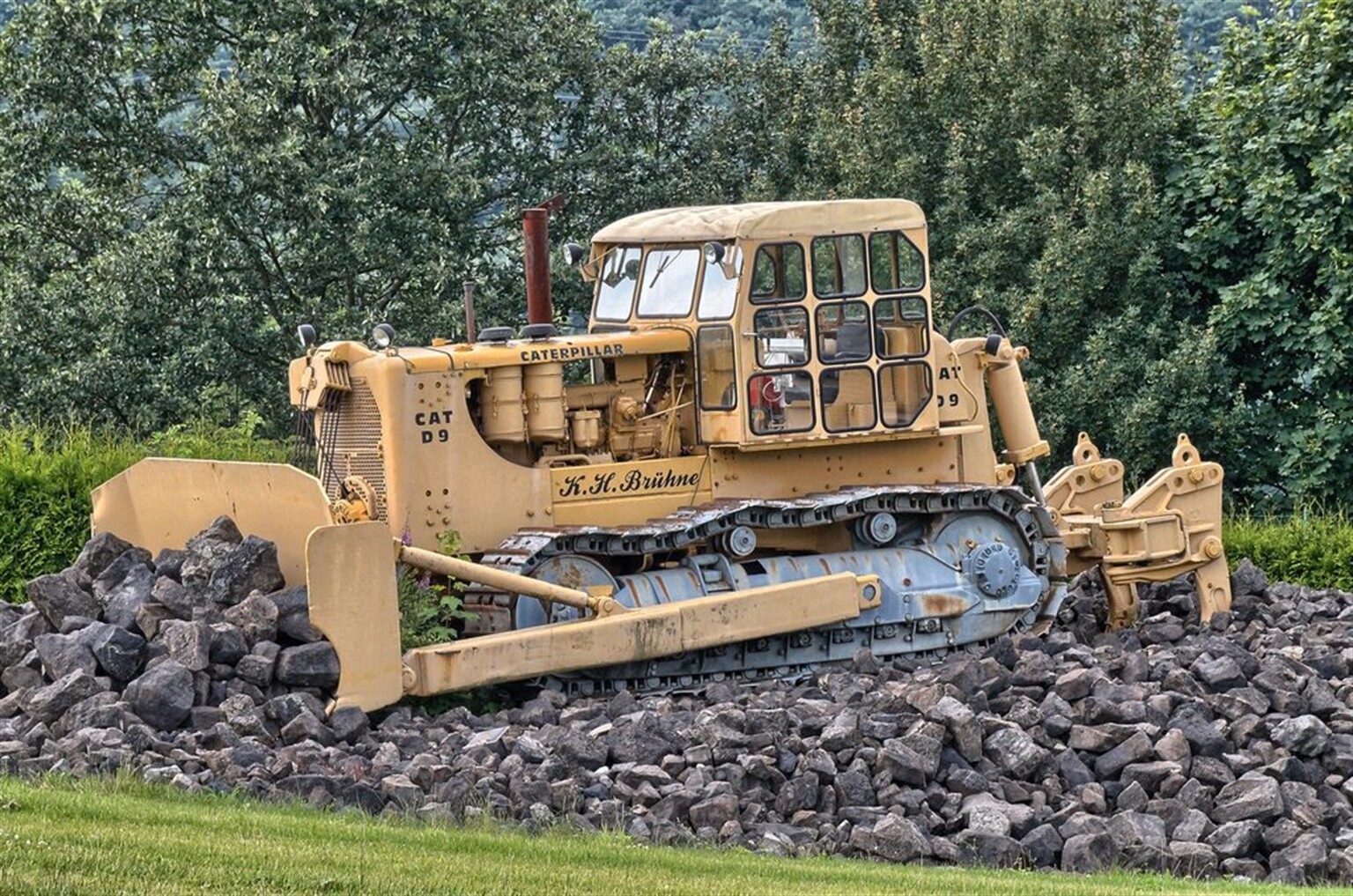Classic Cat D9 promo movie