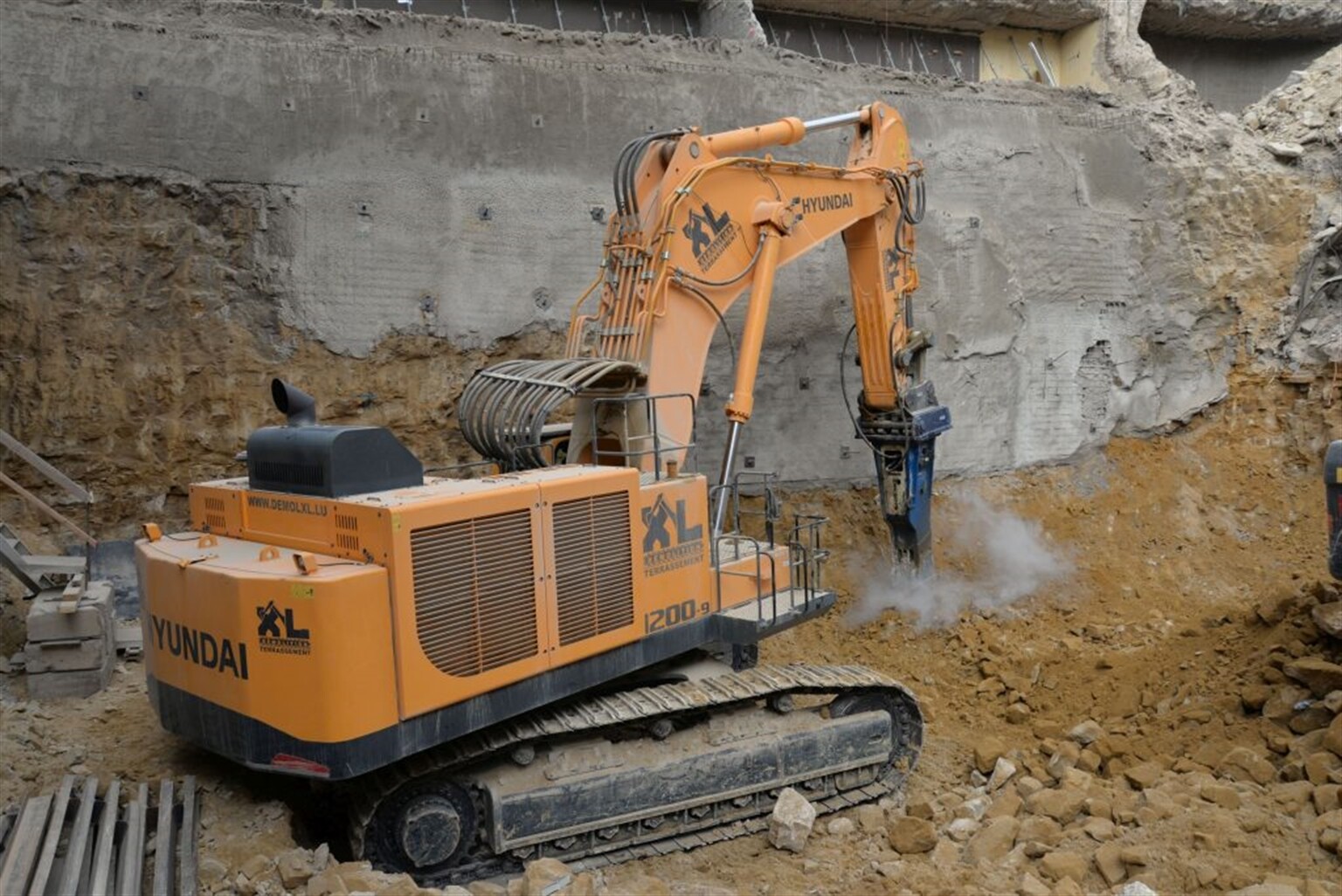 Hyundai's first 120-tonne excavator sold in Europe goes to work on large demolition job