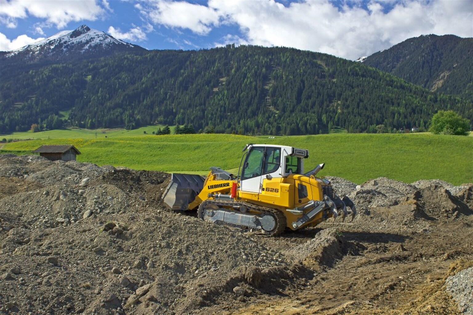 Liebherr expands Generation 6 crawler loader range and premieres new LR 626