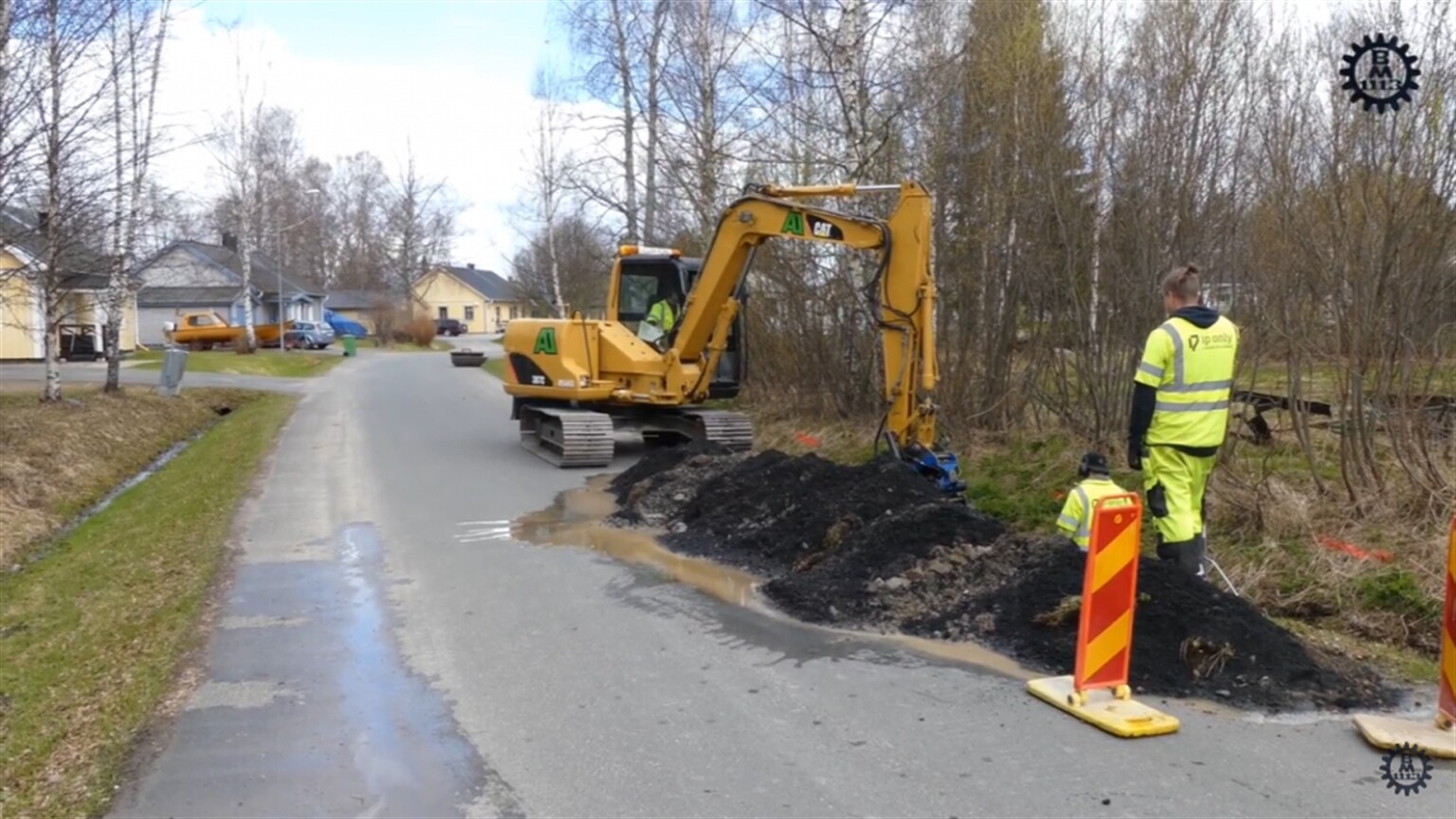 SMP tiltrotator offset digging with a Cat 307C
