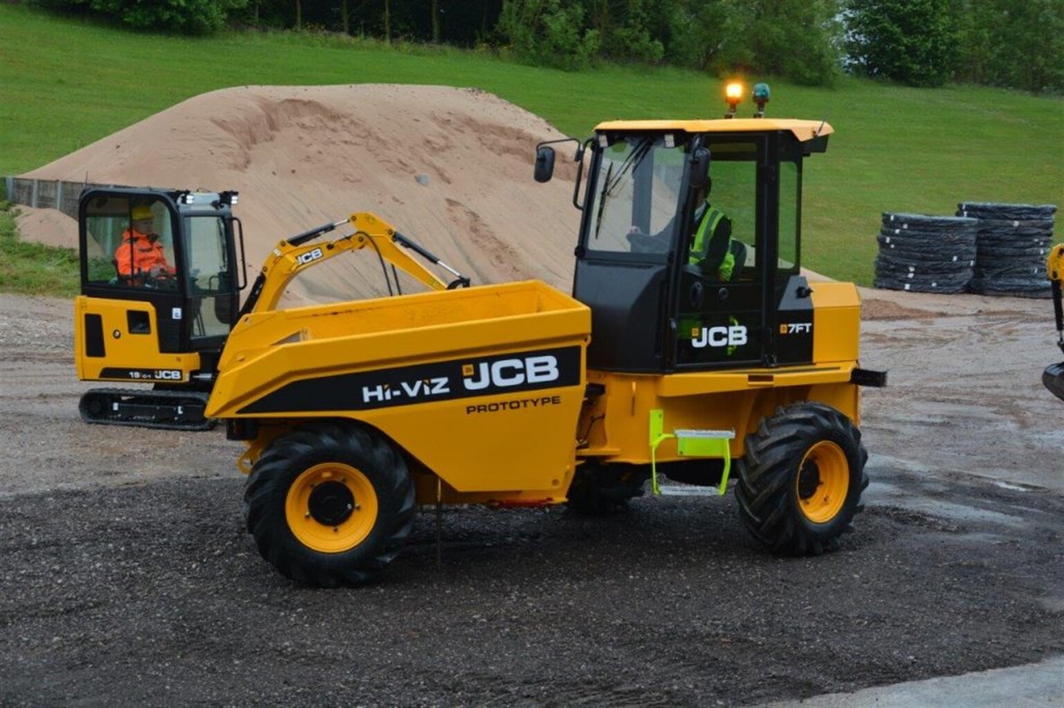 New kit from JCB to make their Executive Hire Show debuts