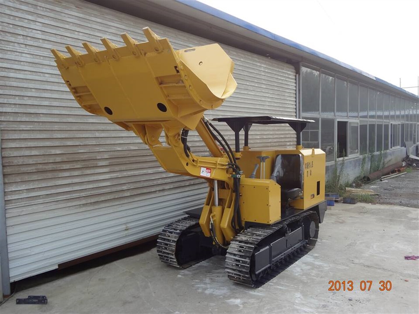 Not so cutting edge Chinese crawler loader