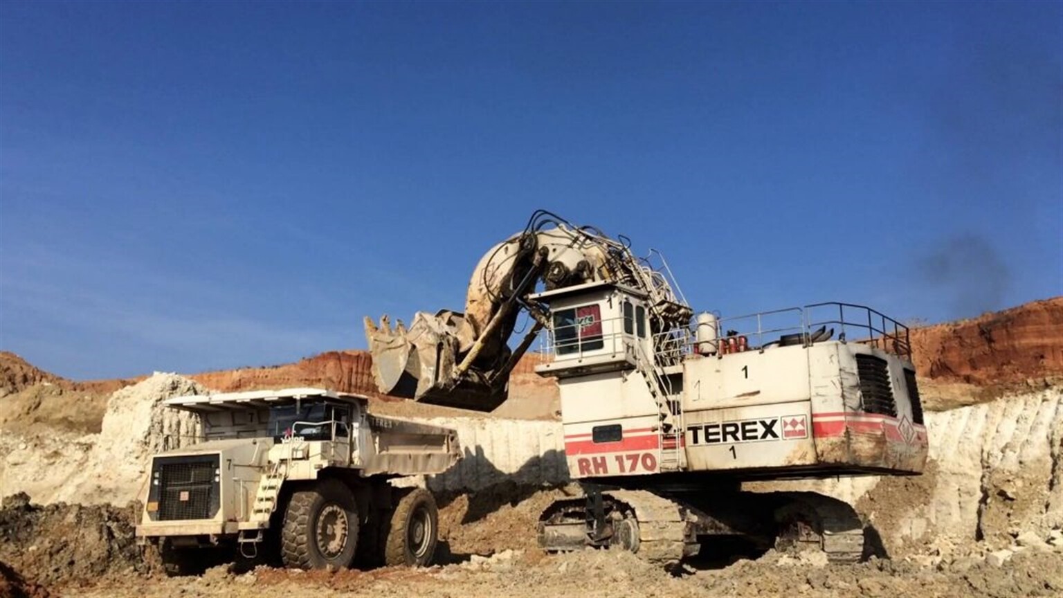 Big old Terex digs on