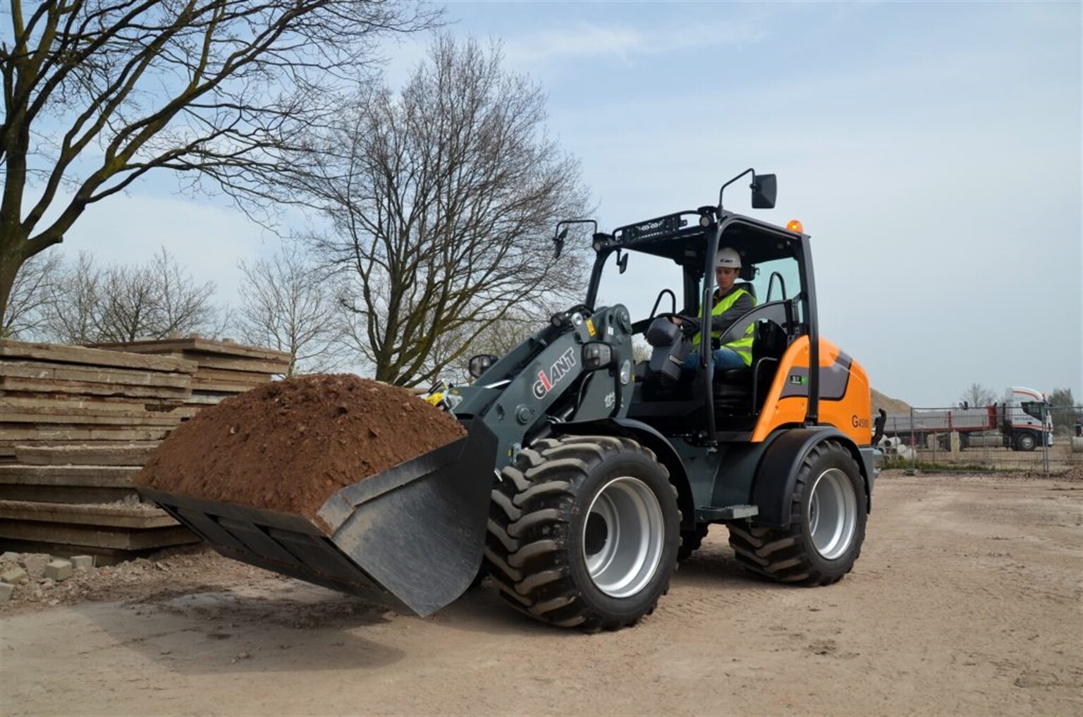 Tracked loader debut for TOBROCO GIANT at GaLaBau 2018