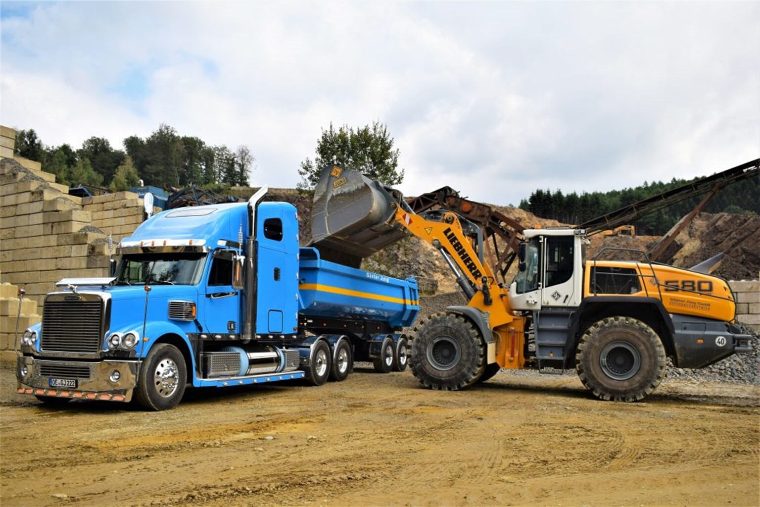 Gnter Jung GmbH relies on Liebherr L580 XPower wheel loader for greywacke extraction