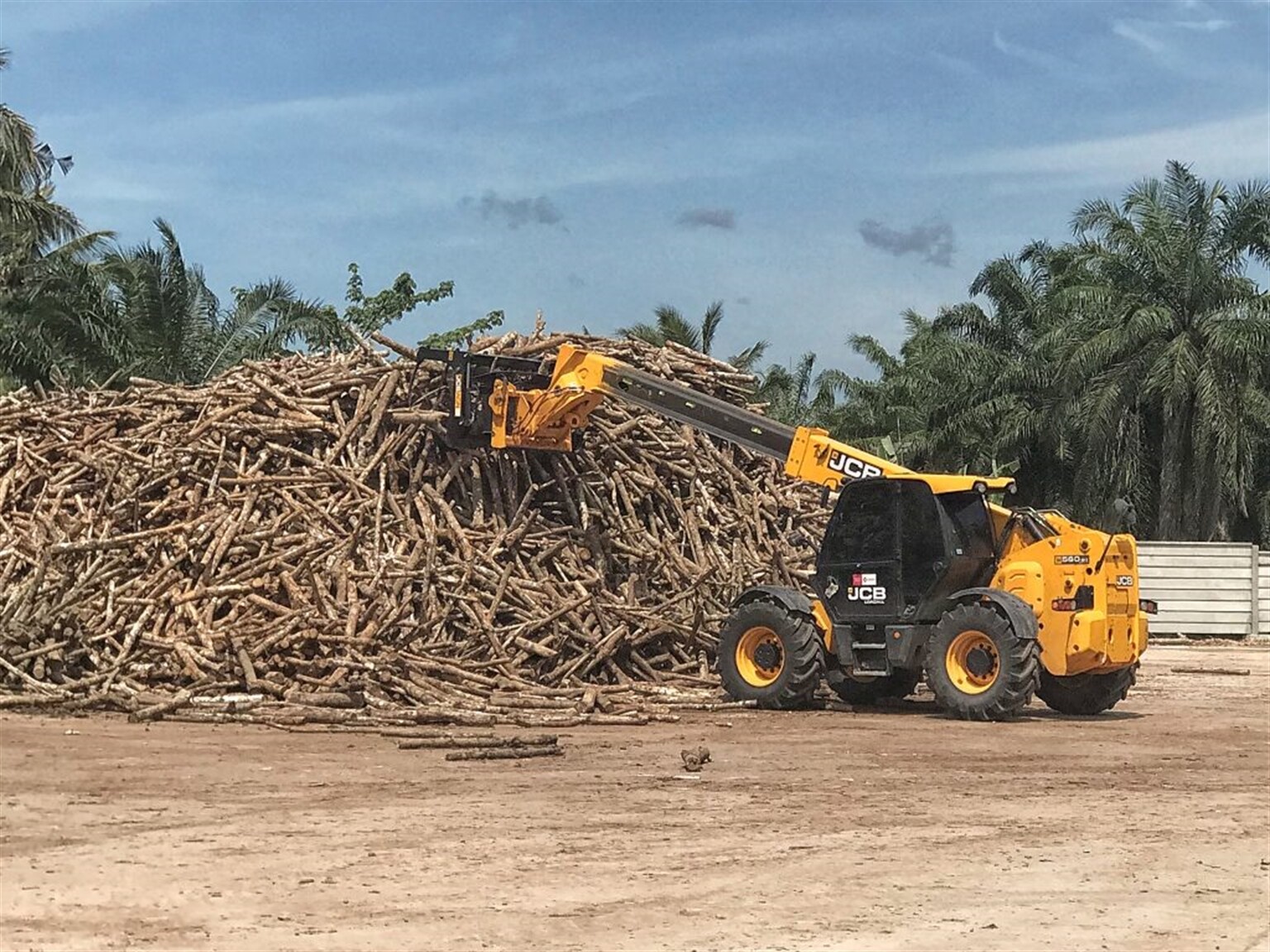 JCB DONATES $250,000 WORTH OF MACHINES TO QUAKE DISASTER ZONE