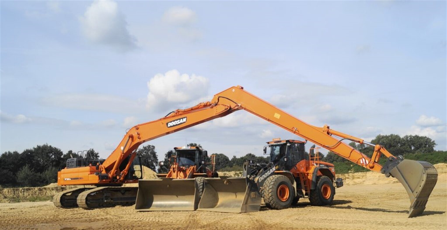 Doosan kit tackles gravel extraction above and below water