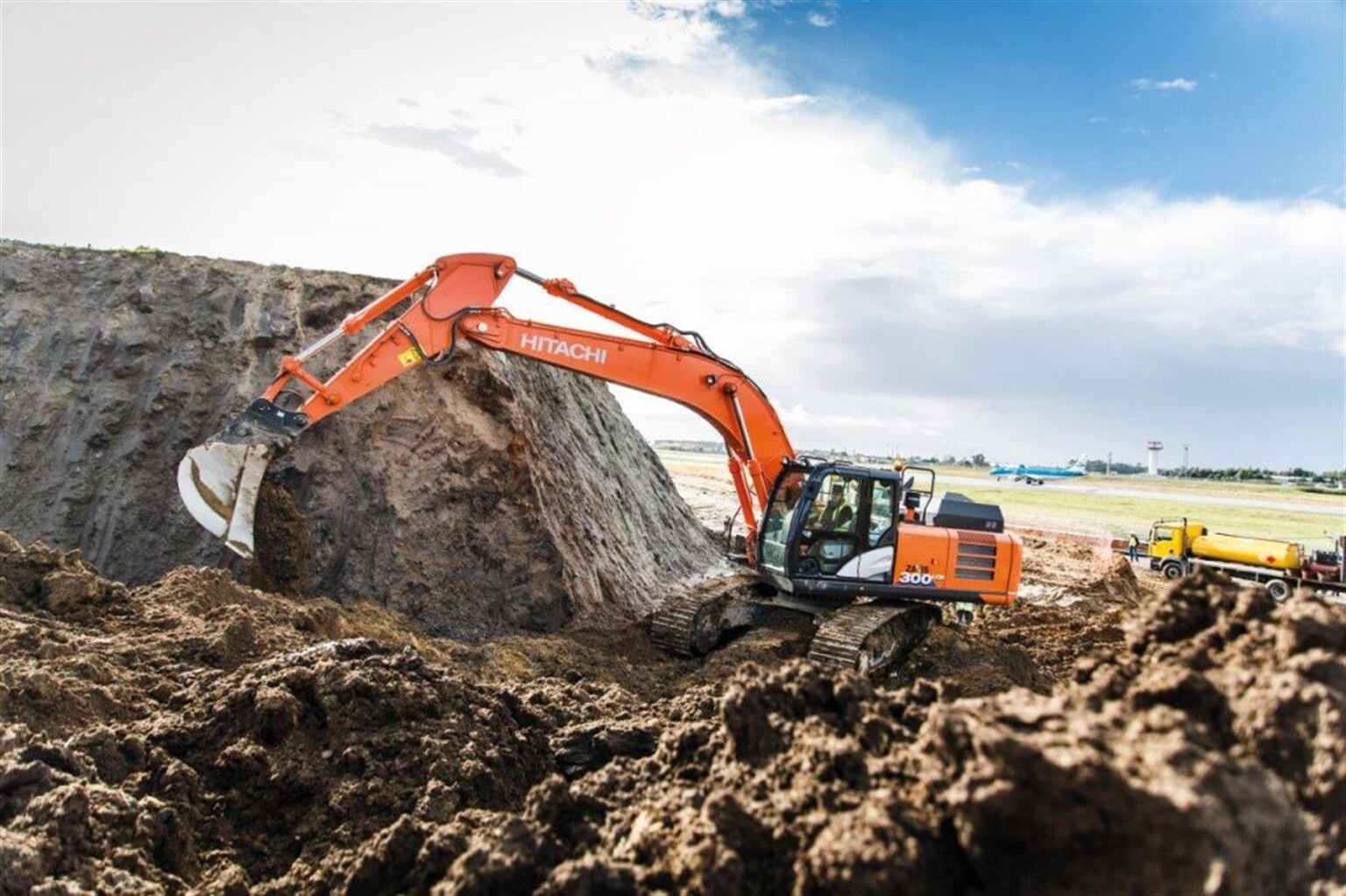 Key role for Hitachi ZX300LCN-6 at airport development project