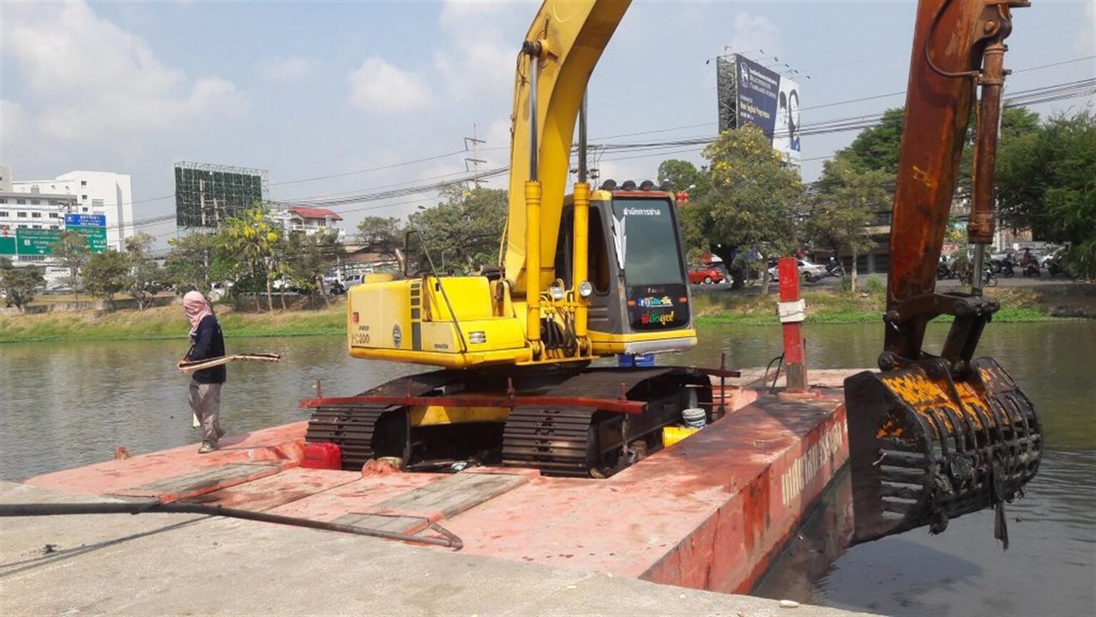 Barge Mounted Long Reach Komatsu Spotted