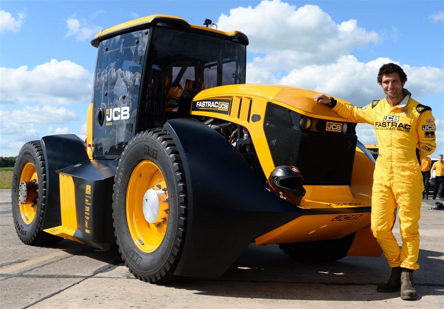 JCB Fastrac powers on to a new British Tractor Speed Record