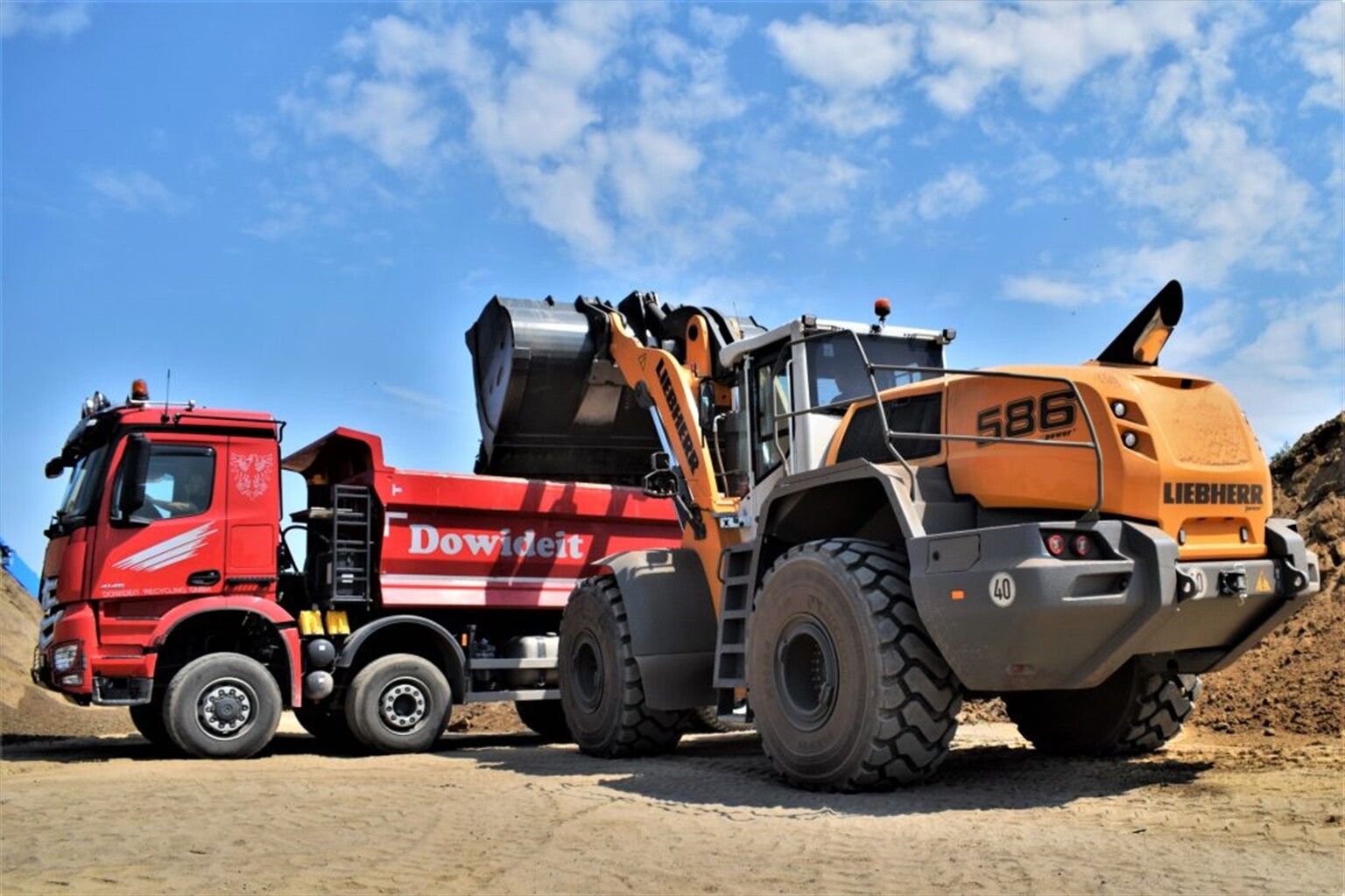 Liebherr L586 XPower lights up the way for Dowideit Recycling GMBH
