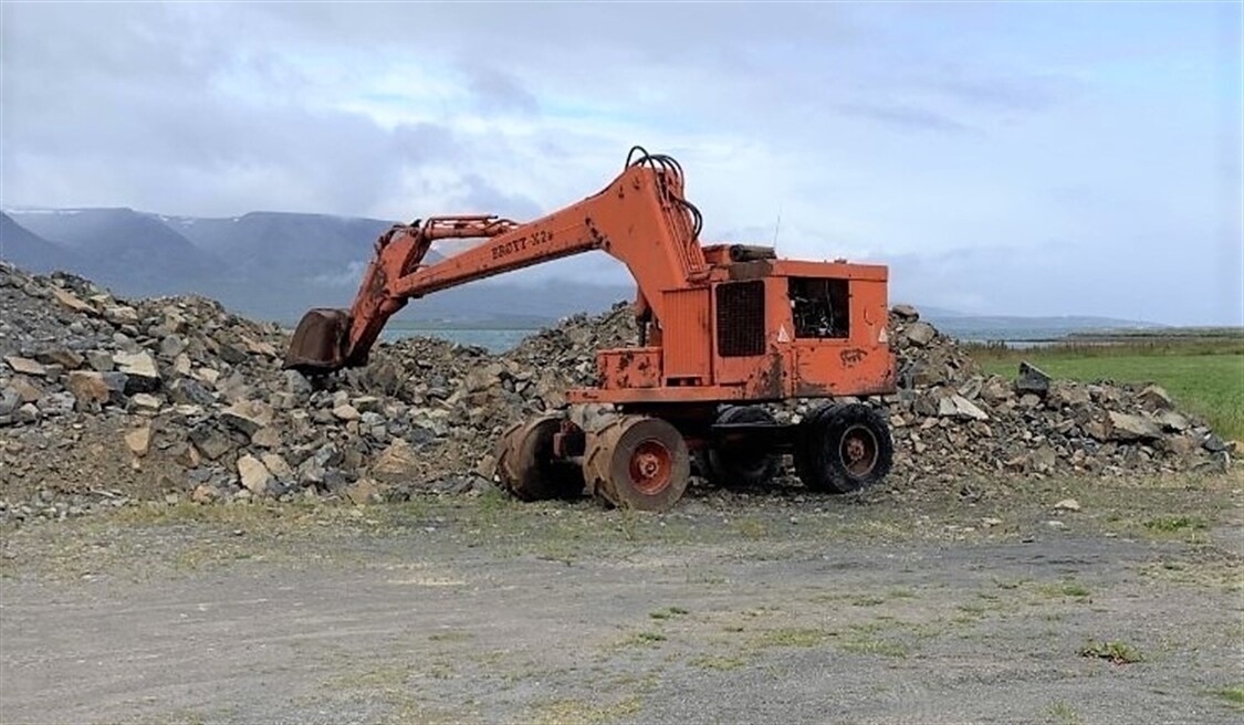 Excavator Specialist Spots Old Broyt on Holiday