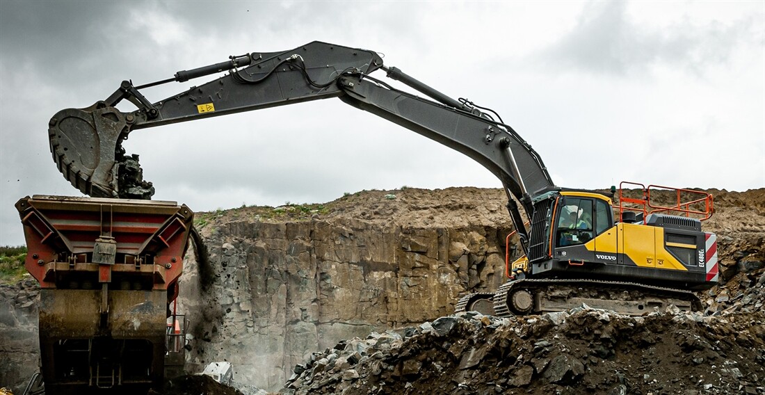 Long reach Volvo excavator for Skene