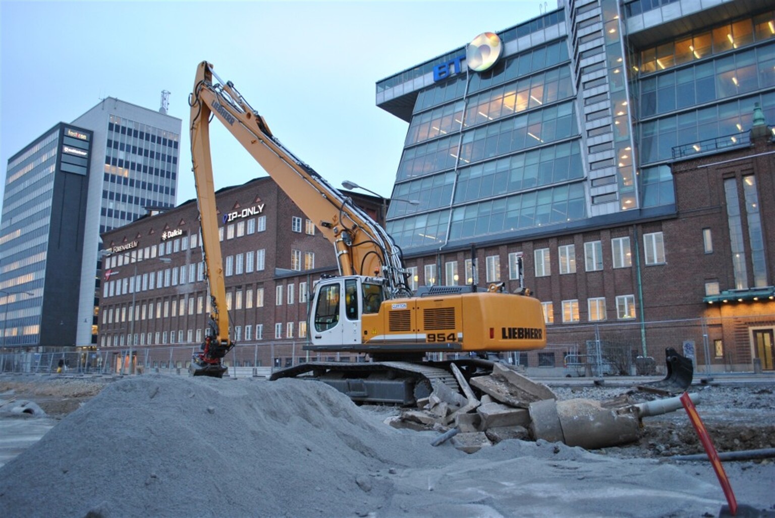 Liebherr long reach with added tiltrotator factor