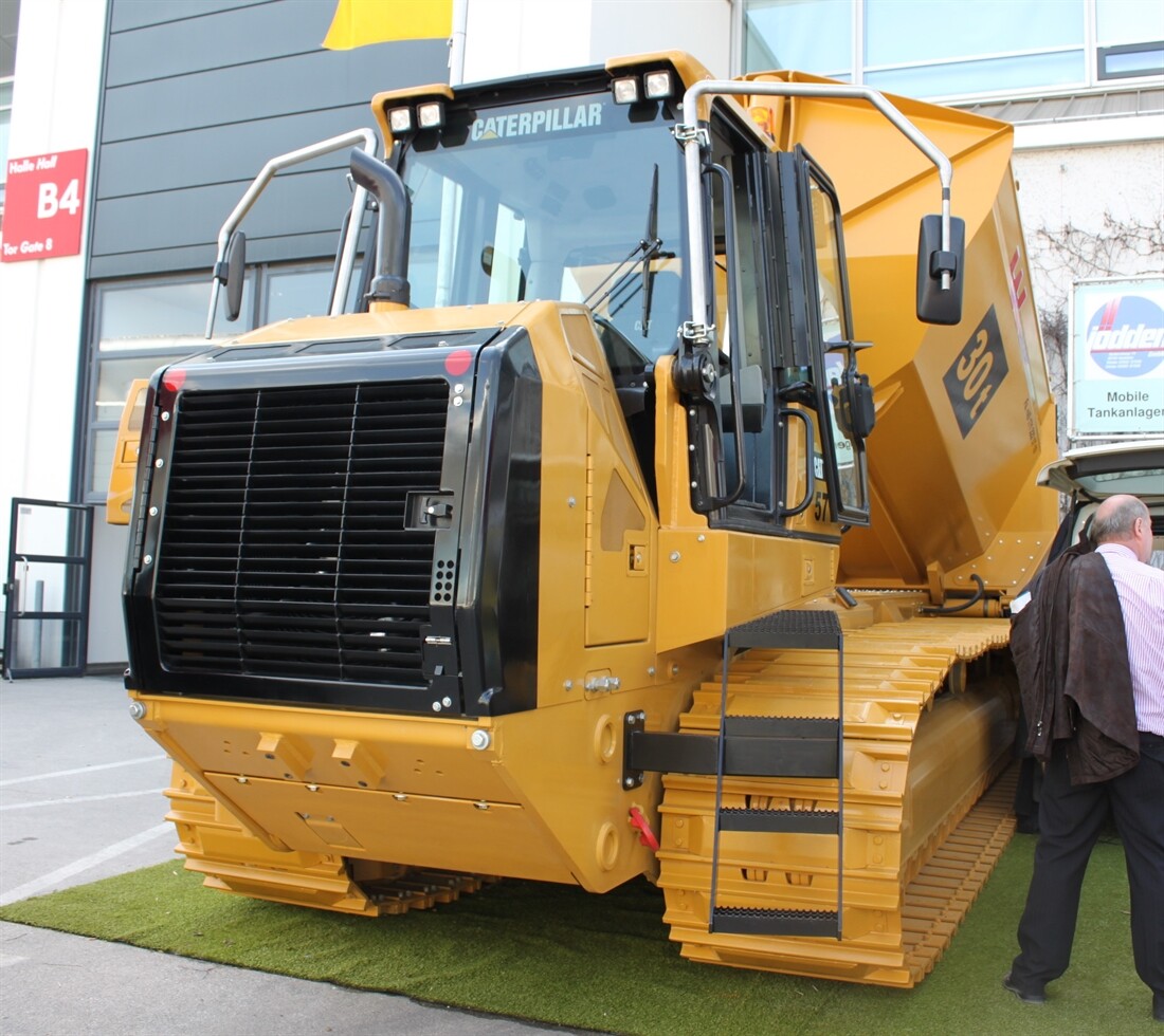 Heavyweight Tracked Dumper with Cat Roots