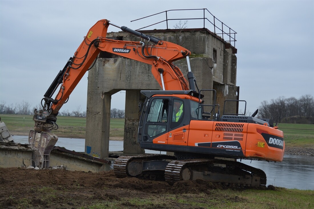 New Doosan excavator dismantles historic bridge