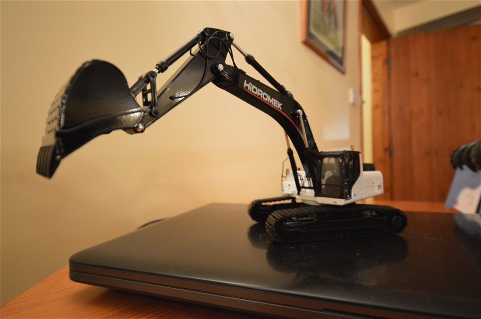 Dont miss out on your chance to win a Hidromek excavator model