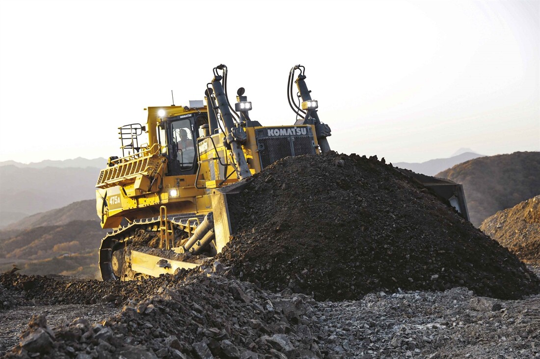 Komatsu debuts 112-tonne dozer