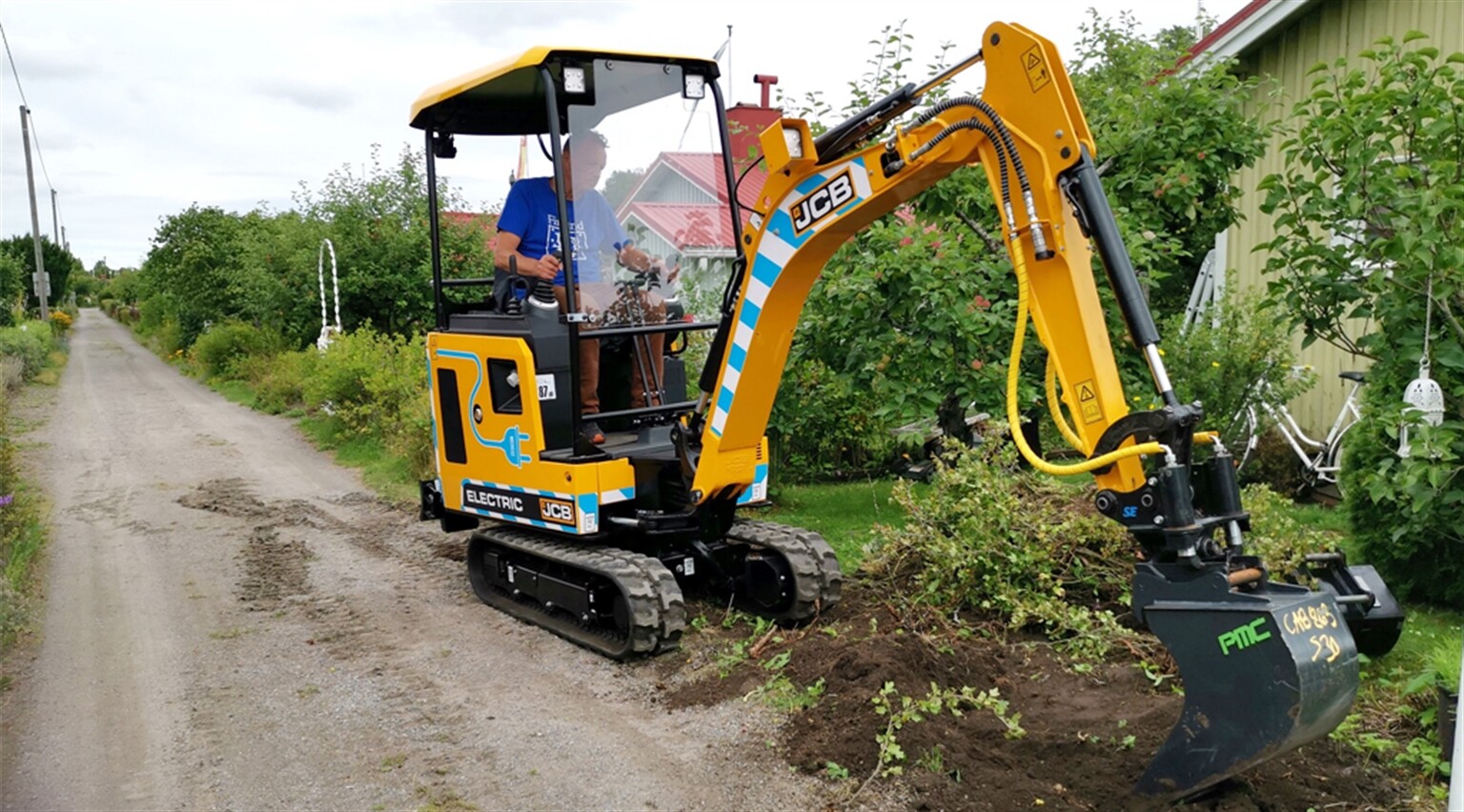 Finnish Friends Put the JCB Electric Mini Excavator to the Test