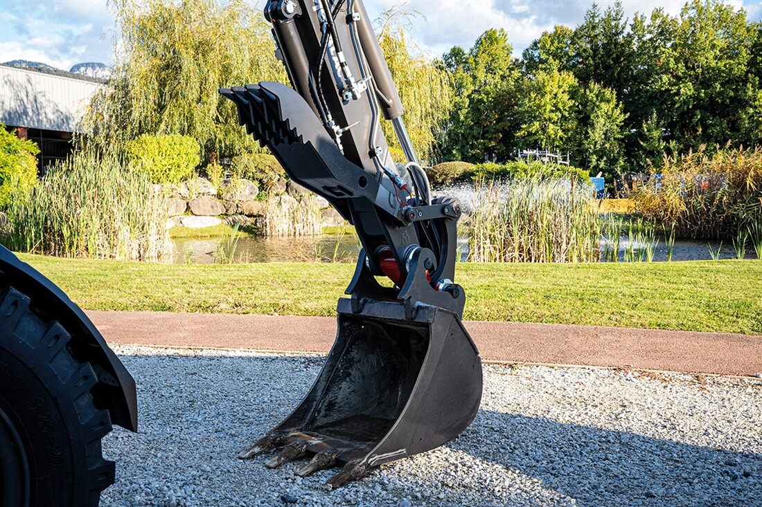 Mecalac introduces hydraulic thumb