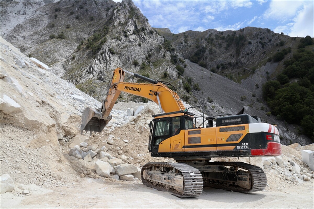 The Italian Job! Hyundai HX520L takes the leading role at Tuscan marble quarry