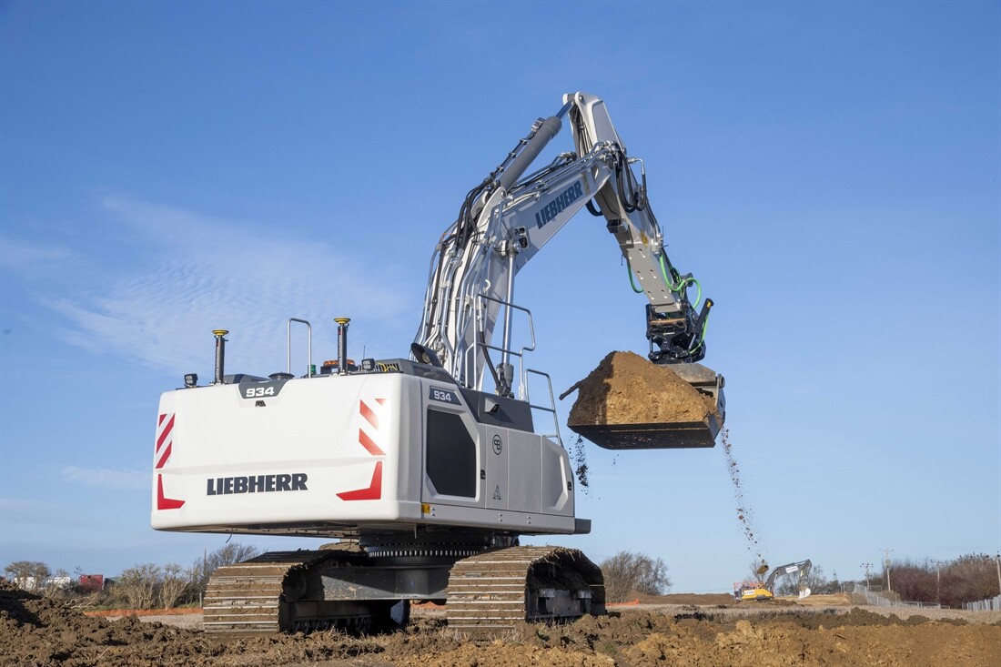 Liebherrs first hydraulic excavator with a factory-fitted Leica machine control system is a class act