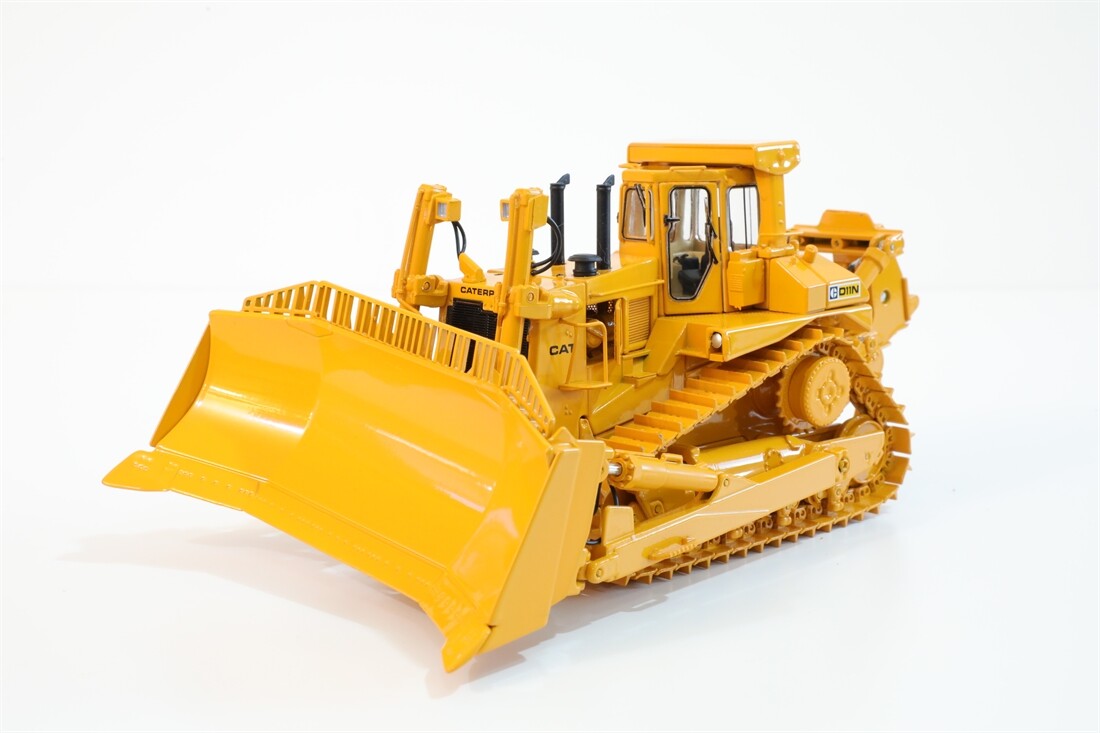 David Wylie reviews the 1:48th scale die-cast Caterpillar D11N Dozers from Classic Construction Models (CCM)