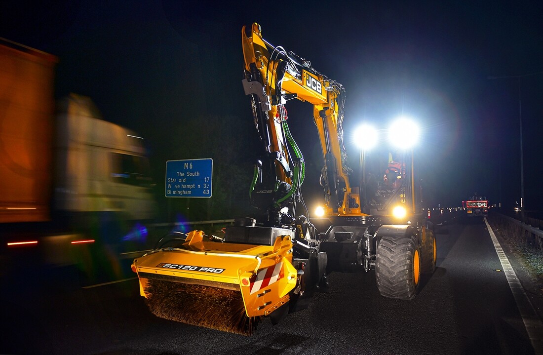 JCB PotholePro works on M6 motorway