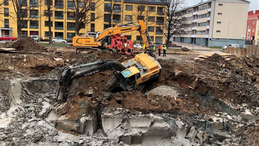 Tricky Situation for Excavator in Finland