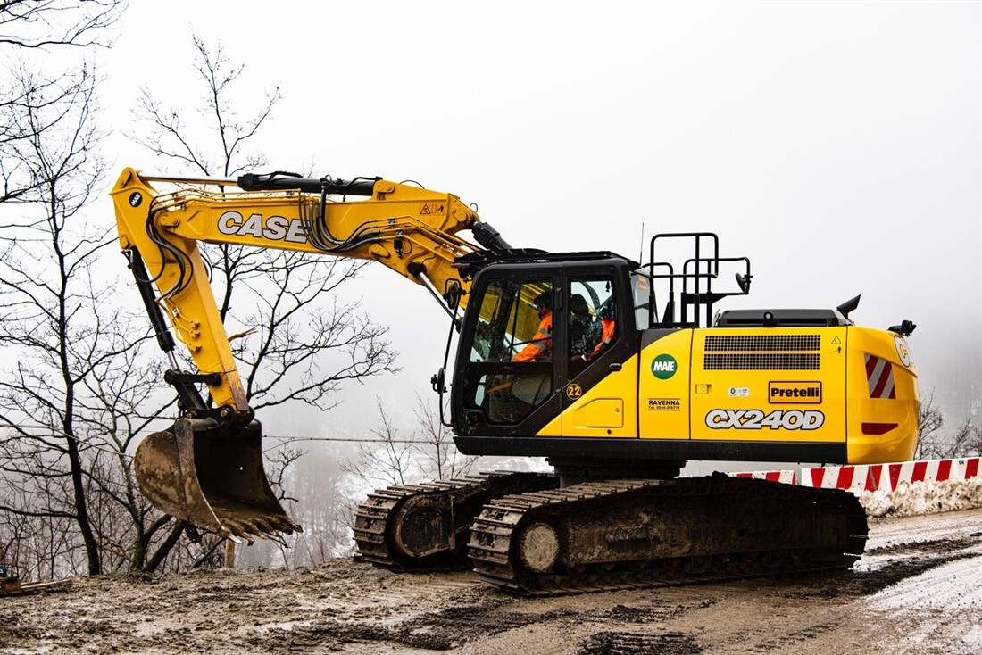 Case diggers rebuild Bocca Trabaria pass