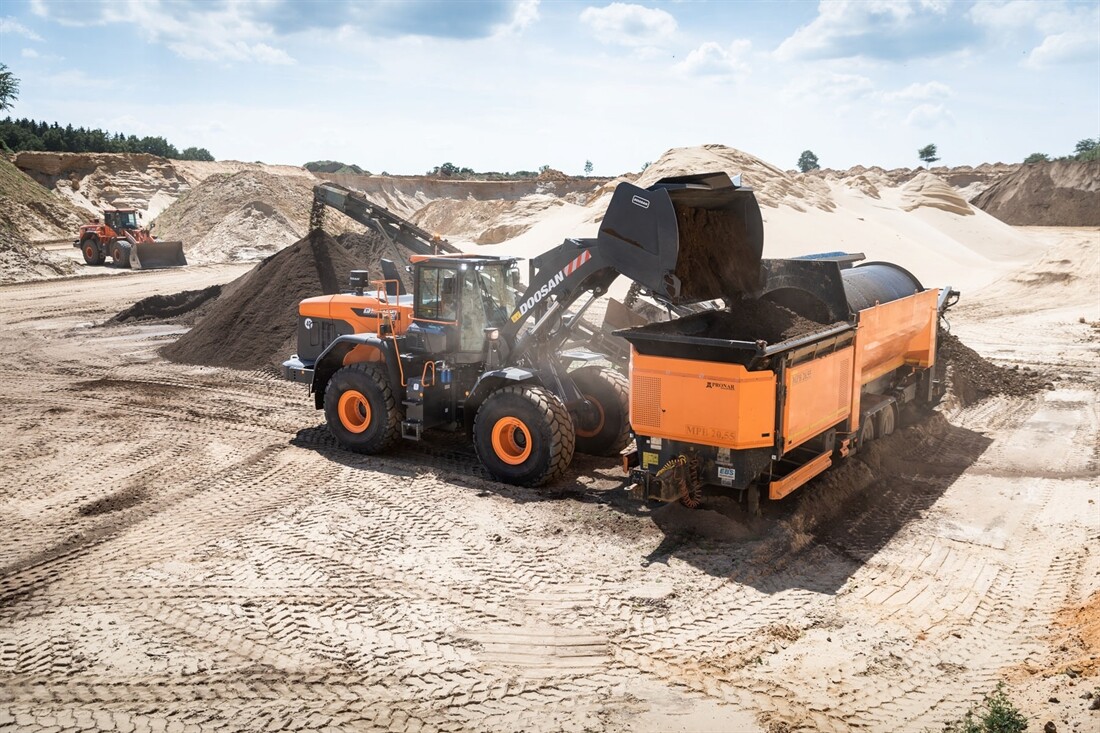 First Doosan DL420-7 wheel loaders in Germany