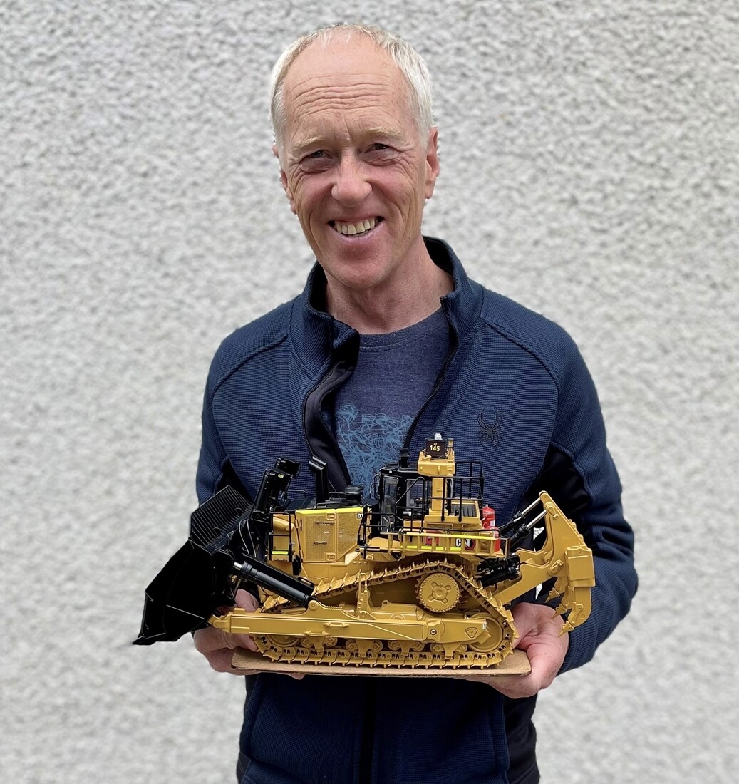 Model review of Classic Construction Models (CCM) ultra-impressive 1:24th scale die-cast model of Caterpillars ultra-class D11 CD Dozer.